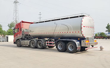 我公司半掛鮮奶運(yùn)輸車成功出口非洲利比亞