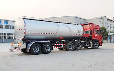 路德維希的新東鮮奶運(yùn)輸車(chē)終結(jié)了高空作業(yè)風(fēng)險(xiǎn)