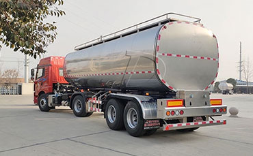 天潤新東鮮奶運(yùn)輸車：科技保鮮，安全送達(dá)